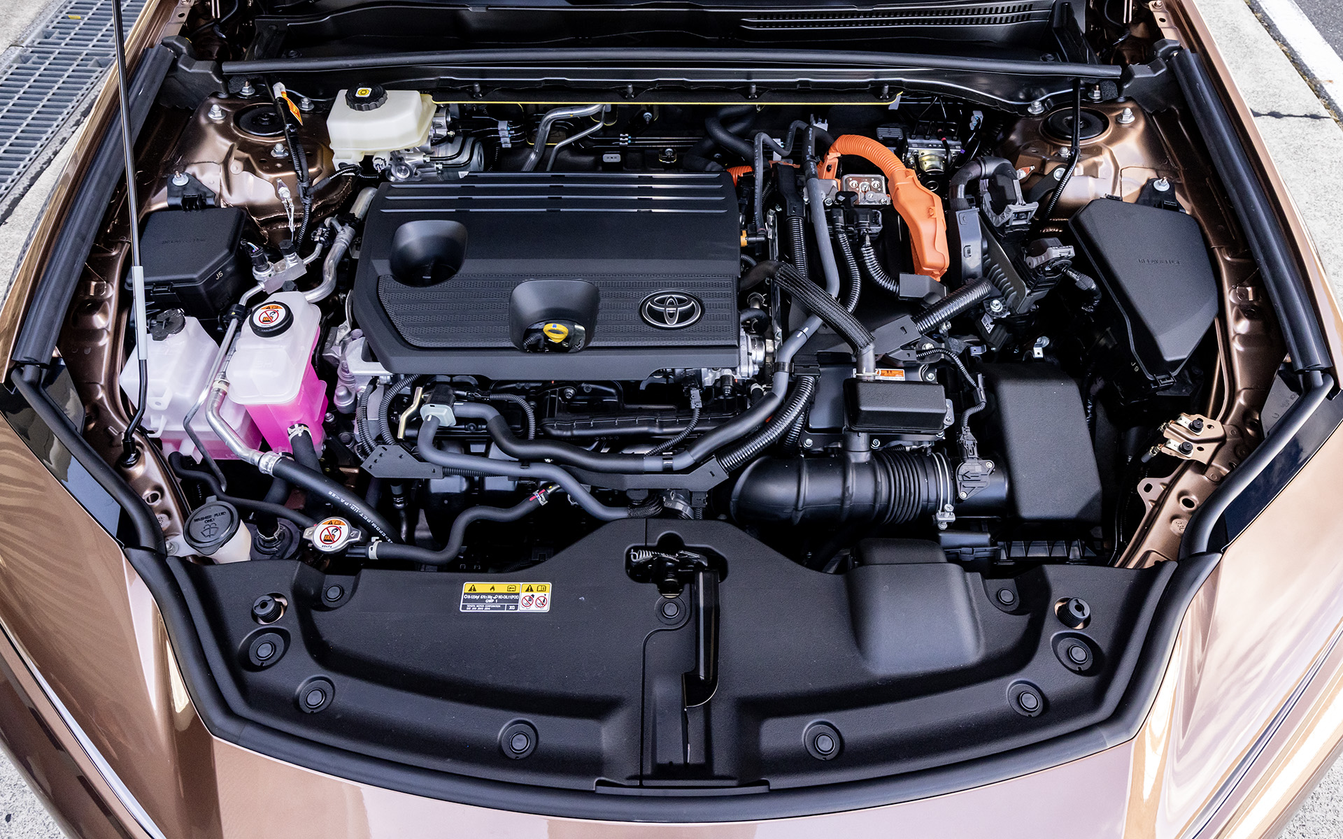 こちらはHEVモデルのA25A-FXS型 2.5リッター 4気筒エンジン。クラウン スポーツではHEVモデルとPHEVモデルでパワースペックを異なるものとしていたが、エステートではどのような仕様差となるのか興味深い