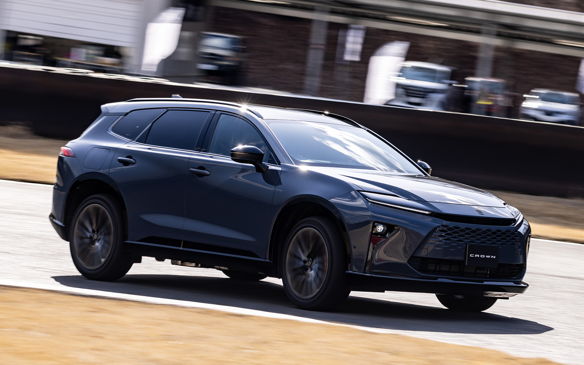 富士スピードウェイのショートサーキットを走る新型クラウン エステート