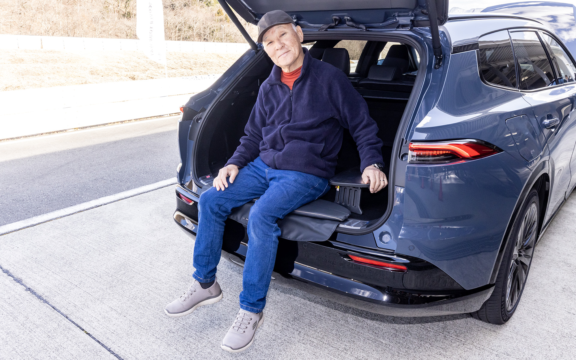 コンパクトなアームレストテーブルを装備しており、リアゲートに腰掛けてみた