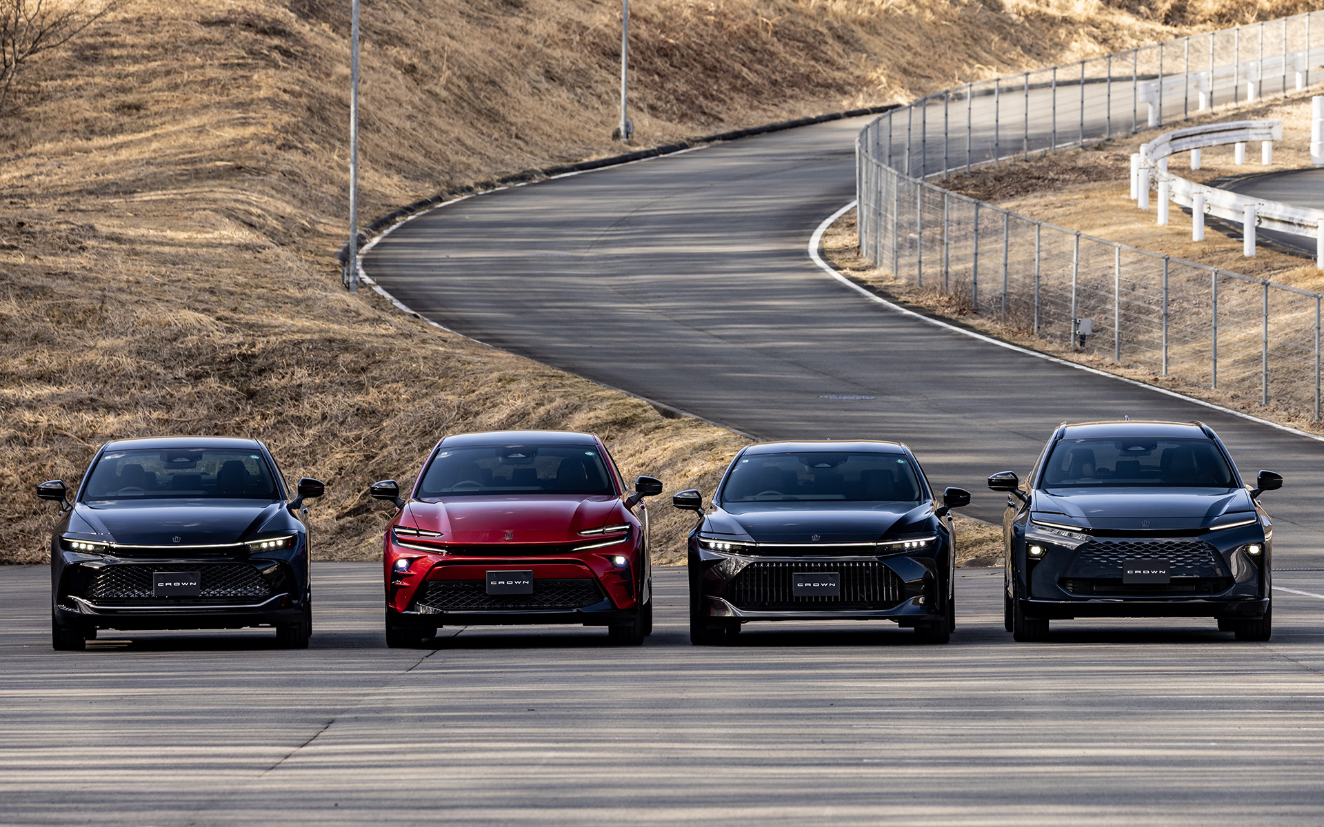 新型クラウンの4モデル。左からクロスオーバー、スポーツ、セダン、エステート