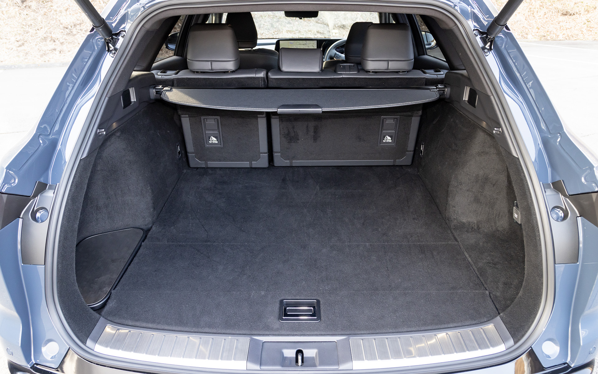 新型クラウン エステート PHEVモデルのラゲッジルーム