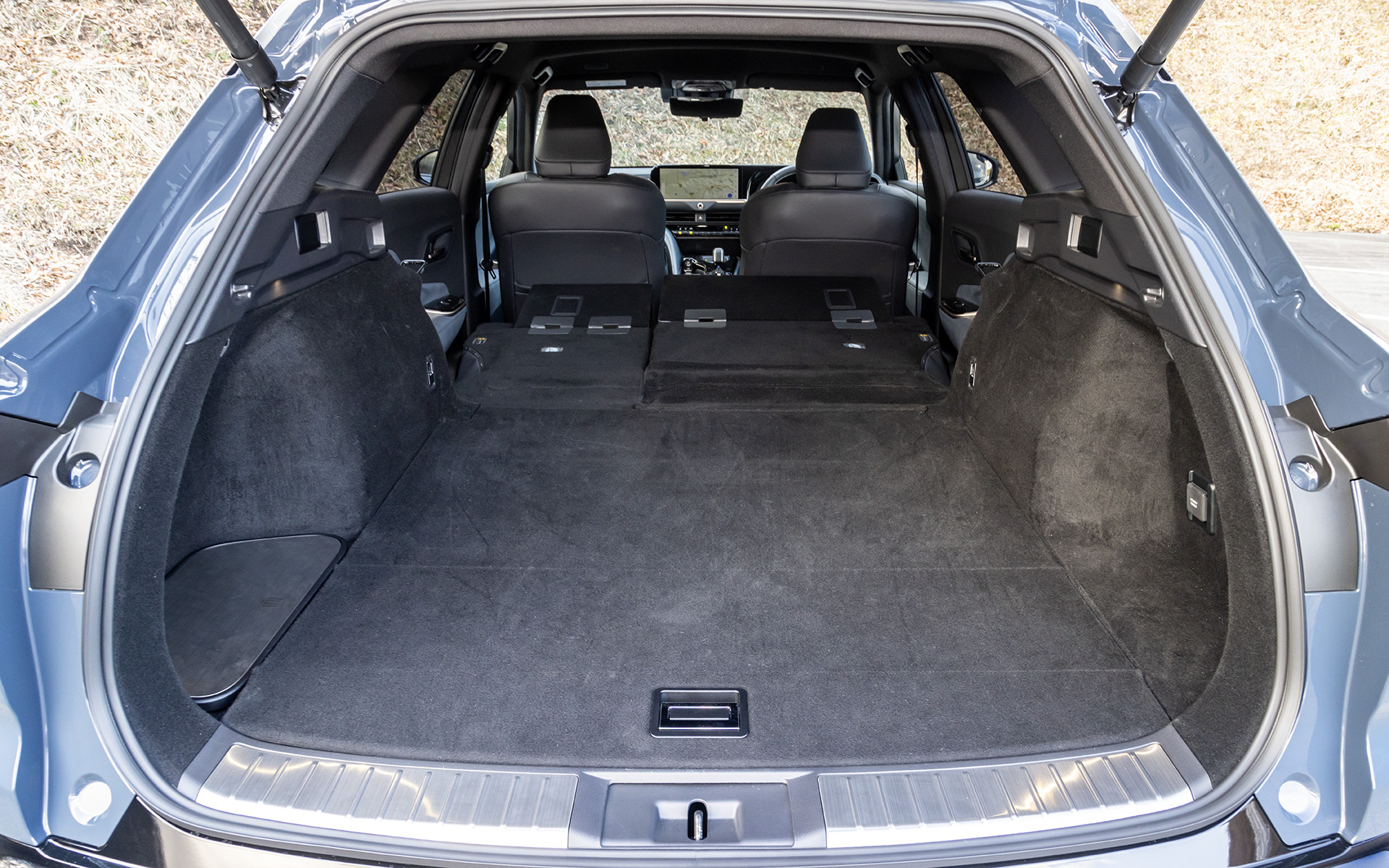 リアシートを倒すと全長2mのラゲッジ空間が現われる