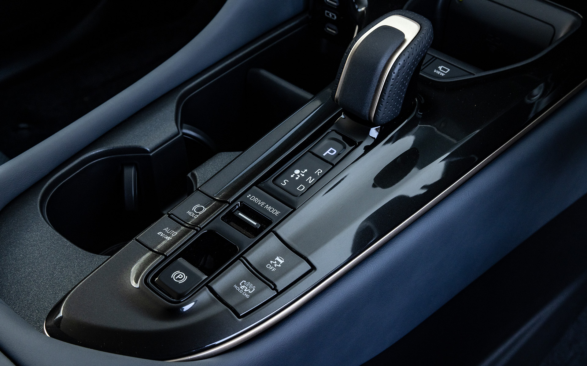 セレクトレバーまわり。PHEVらしく、AUTO EV/HVが選択可能