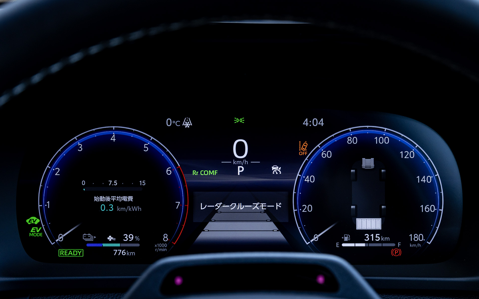 PHEVモデルのメーターパネル。タコメーター下部に、PHEV用バッテリでのEV走行距離が示されている