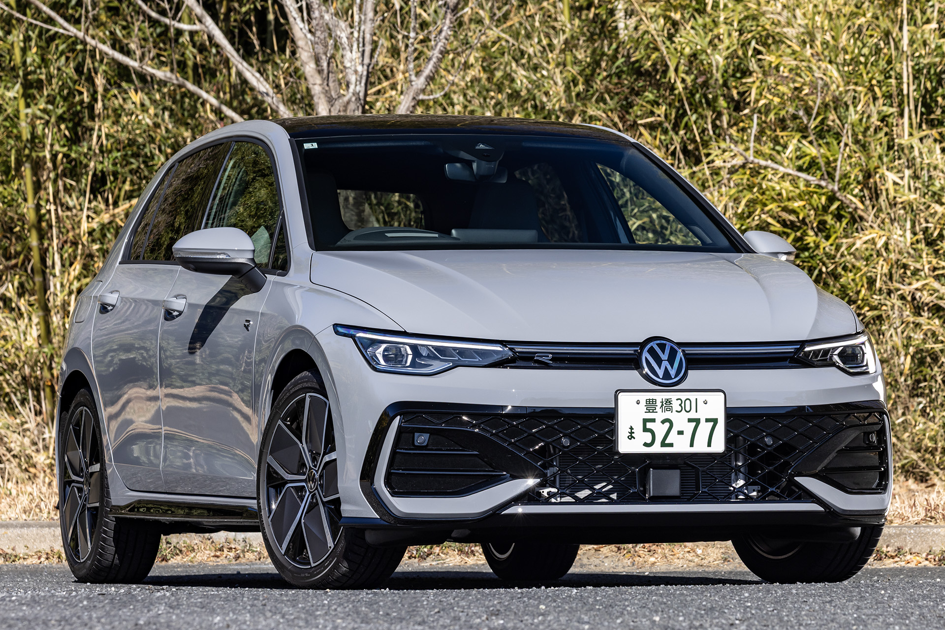 新型「ゴルフ TDI R-Line」のボディからはムーンストーングレー。試乗車はメーカーオプションの「Discoverパッケージ」「テクノロジーパッケージ」を装着し、価格は475万3000円