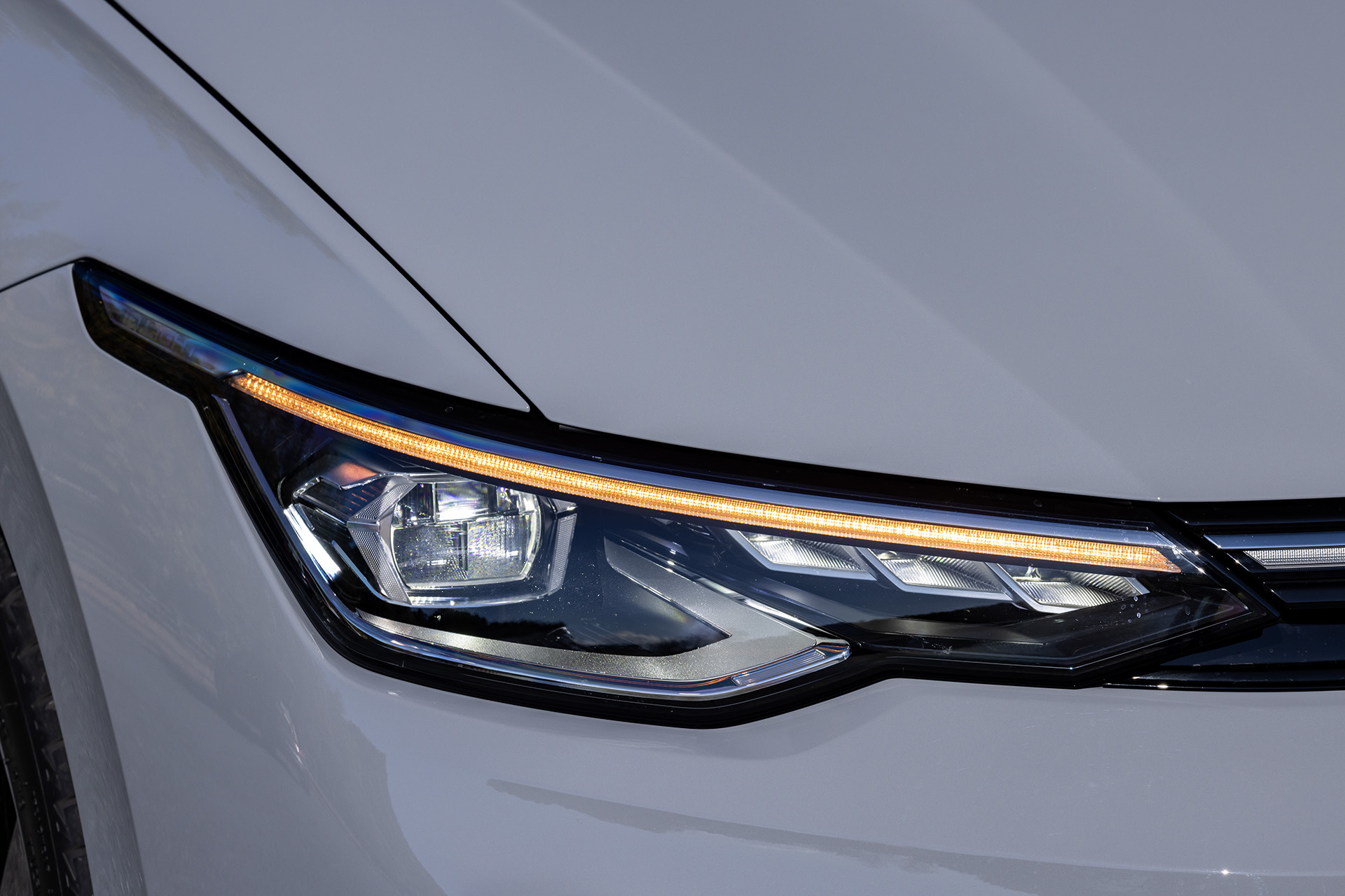 対向車や前走車を認識し、マトリックスモジュールに搭載されたLEDを個別に制御・照射。また、ウインカーの光が流れるように点滅するダイナミックターンインジケーターも装備された。