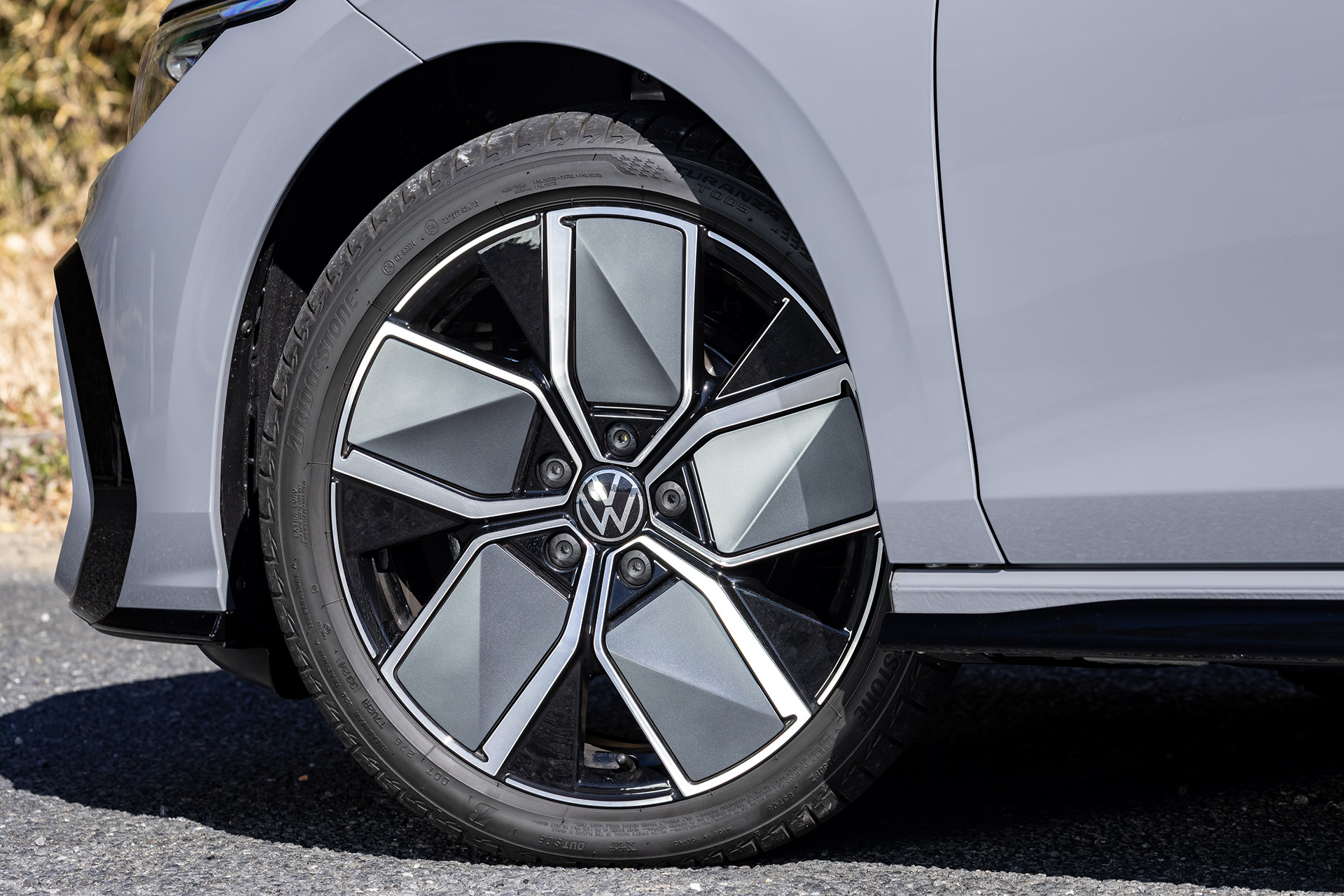 タイヤサイズは前後とも225/40R18。試乗車はブリヂストンの「トランザT005」を履いていた