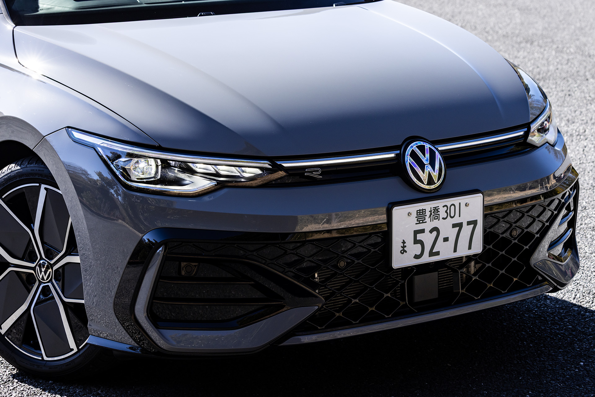 フロントエンブレムは発光式タイプとなった