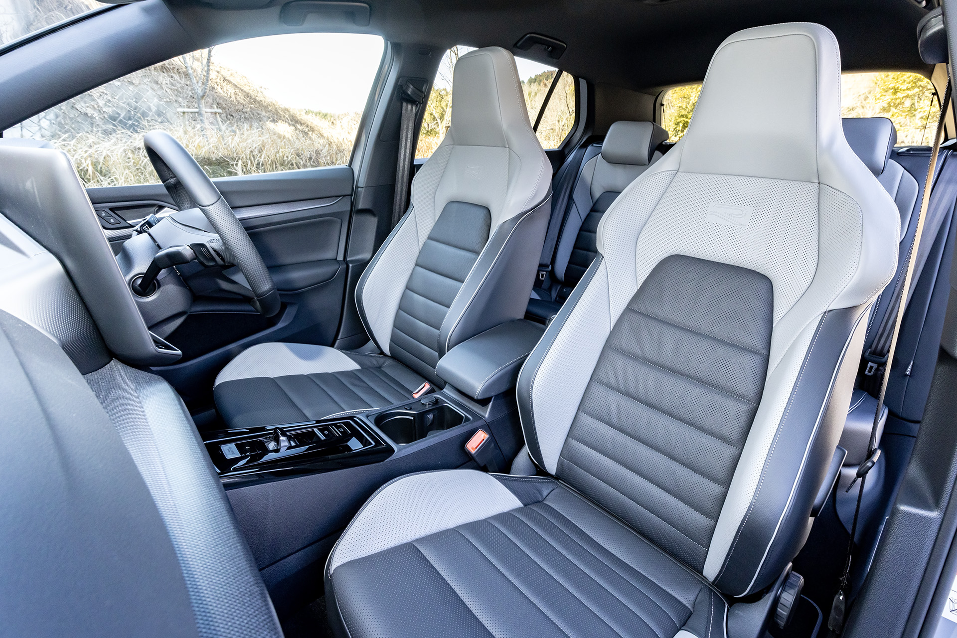 シートはR-Line専用ファブリック＆マイクロフリースシート。運転席と助手席はトップスポーツシートでシートヒーターも完備