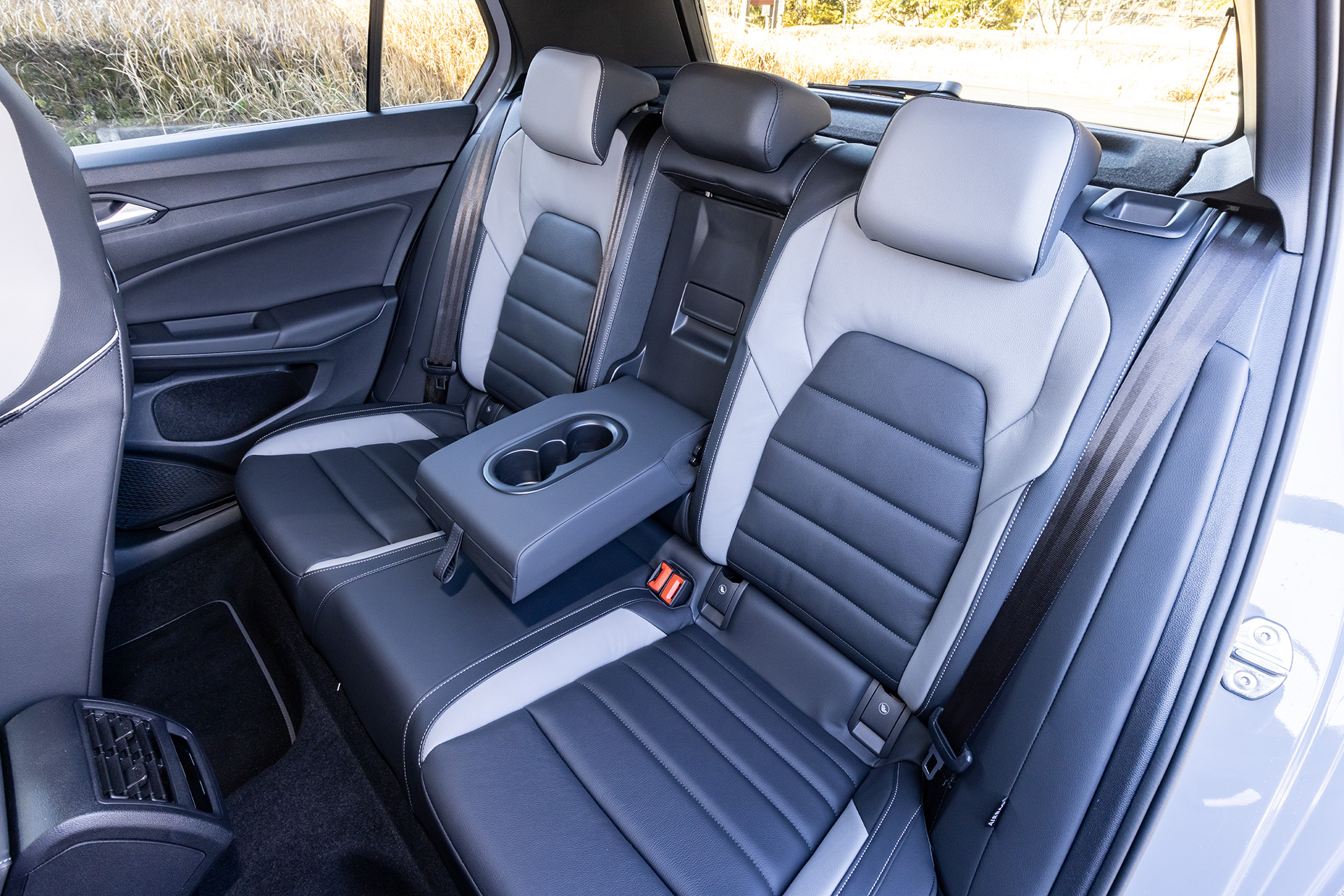 オプションのテクノロジーパッケージとDiscoverパッケージを選択するとセットオプションとしてレザーシートパッケージも装着される