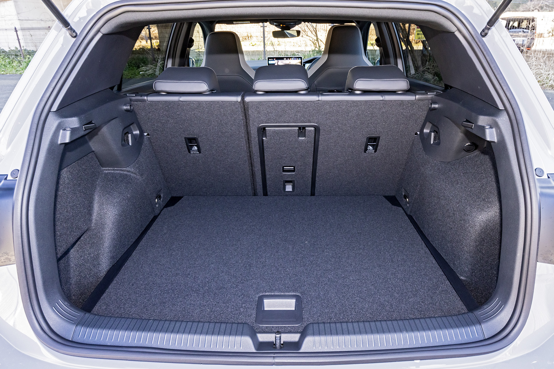 ラゲージスペースの容量は381Lで、後席を倒せば1237Lまで拡張する