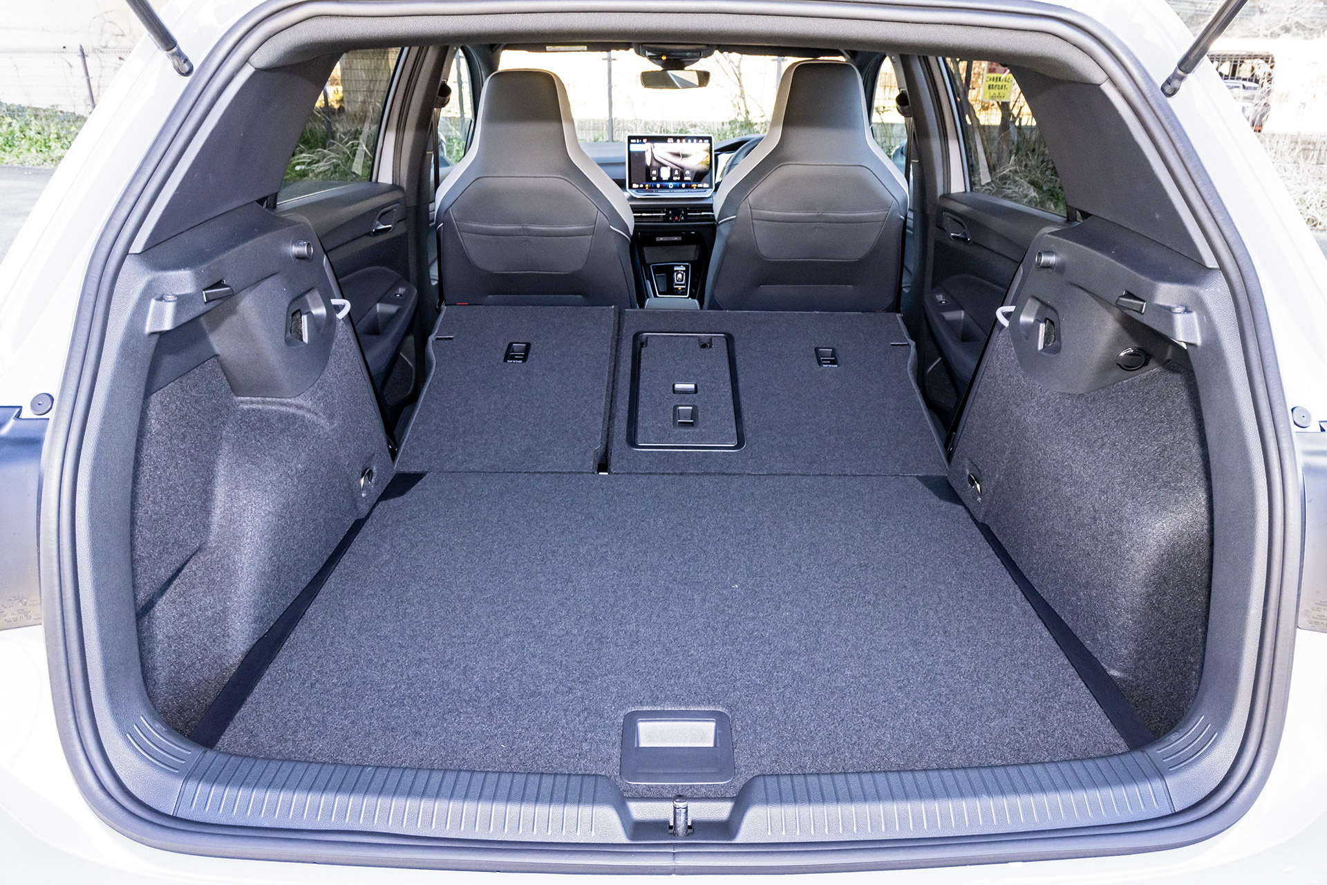 ラゲージスペースの容量は381Lで、後席を倒せば1237Lまで拡張する