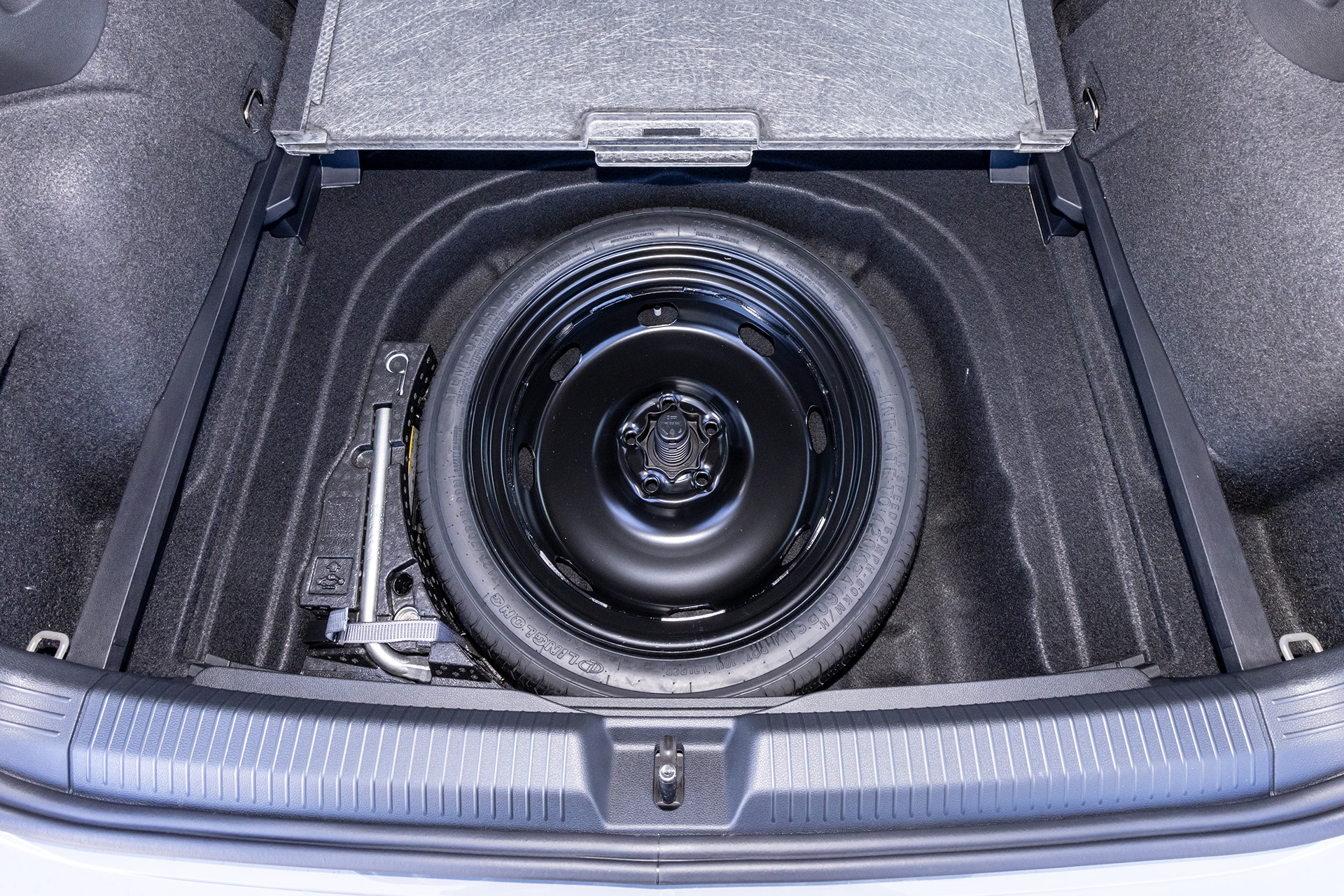 ラゲッジスペースの下には緊急用のスペアタイヤを備える