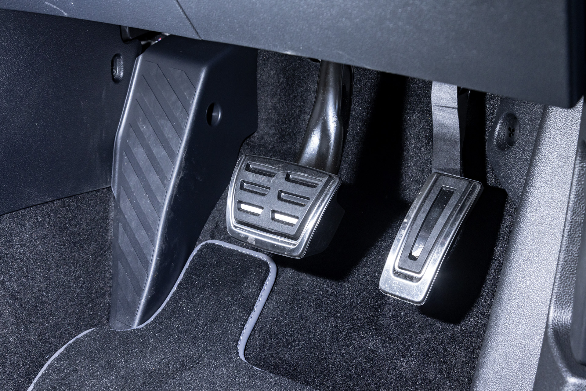 アクセルとブレーキペダルはステンレスペダルクラスター付き