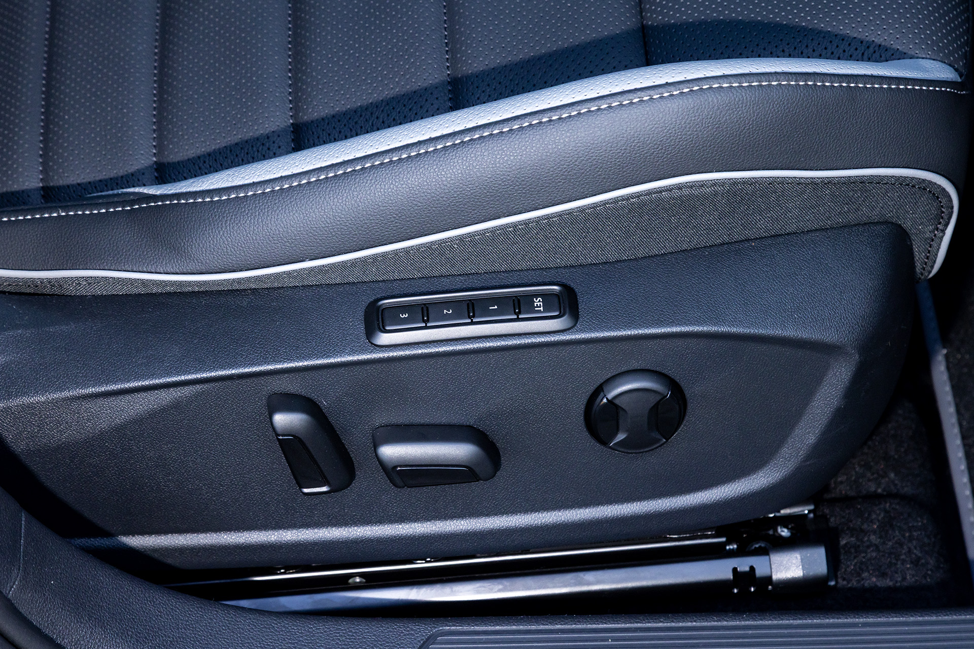 運転席はパワーシートで、前後・高さ・リクライニング角度を電動で調節できるほか、メモリー機能も付いている