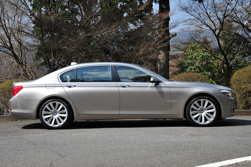 ロングボディーにV8エンジンを搭載した「750Li」。740と750、ショートとロングでは外観の違いはエンブレムやボディの長さだけ