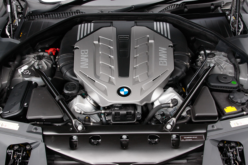 750LiのV8 4.4リッターエンジン（左）と740iの直6 3リッターエンジン。どちらもツインターボで過給される