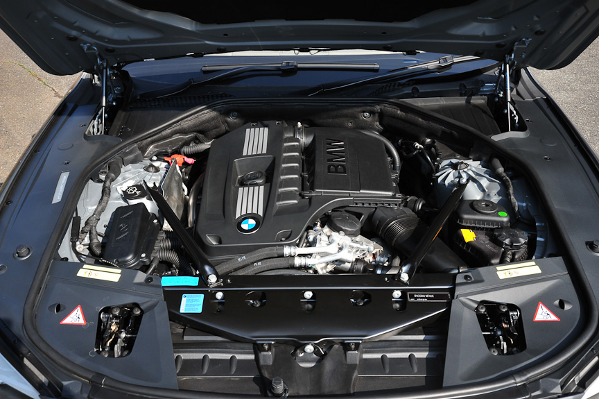 750LiのV8 4.4リッターエンジン（左）と740iの直6 3リッターエンジン。どちらもツインターボで過給される