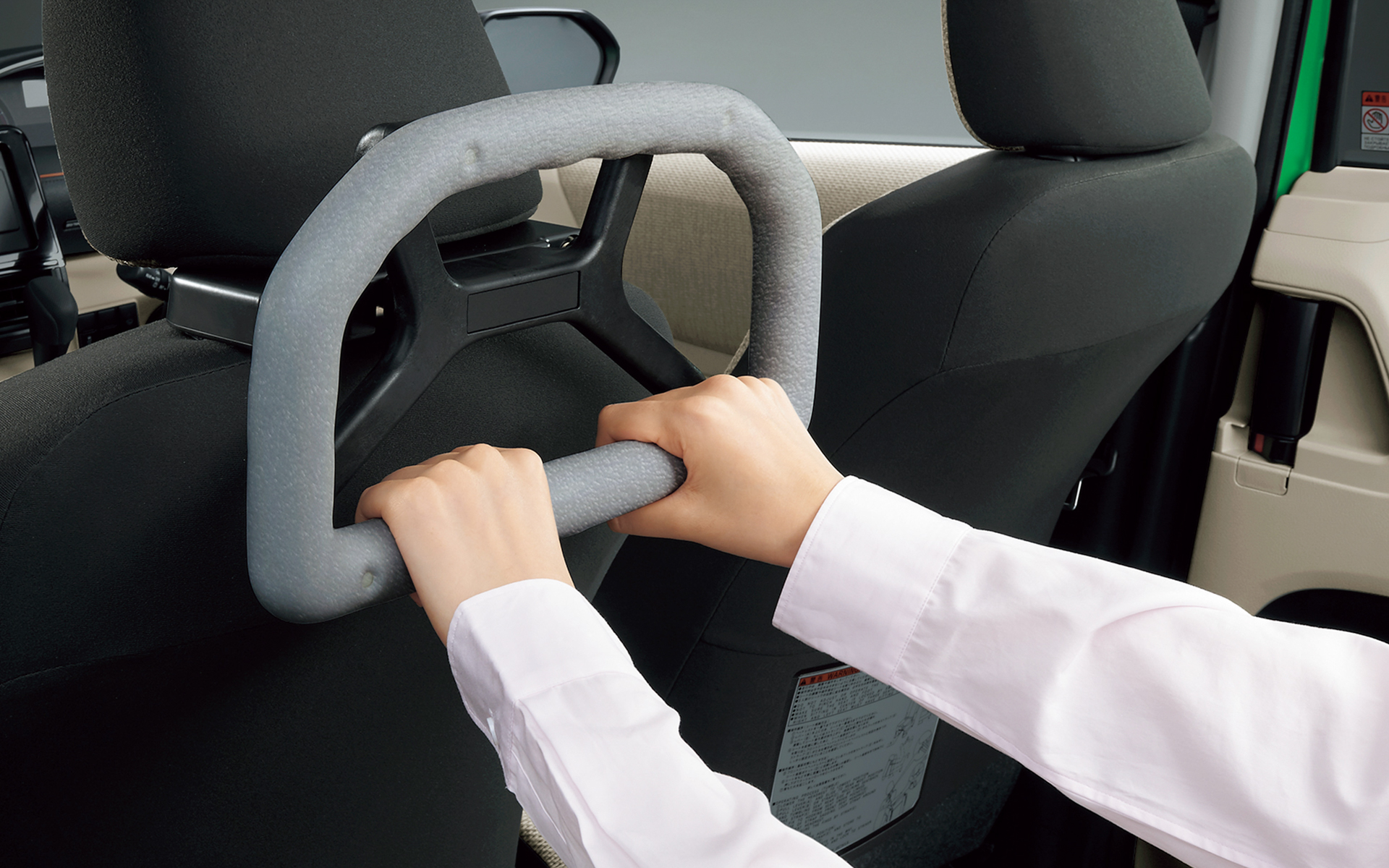 アシストグリップ（ヘッドレスト取付タイプ）1万6500円