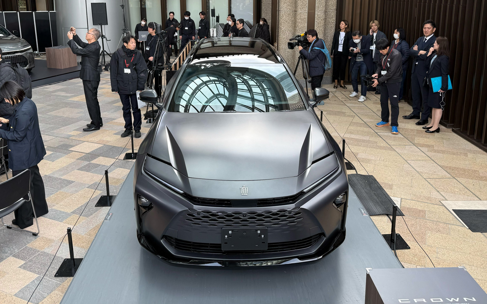 東京・麻布台ヒルズアリーナで4つのクラウンを展示する「Life with CROWNs.」が開催される