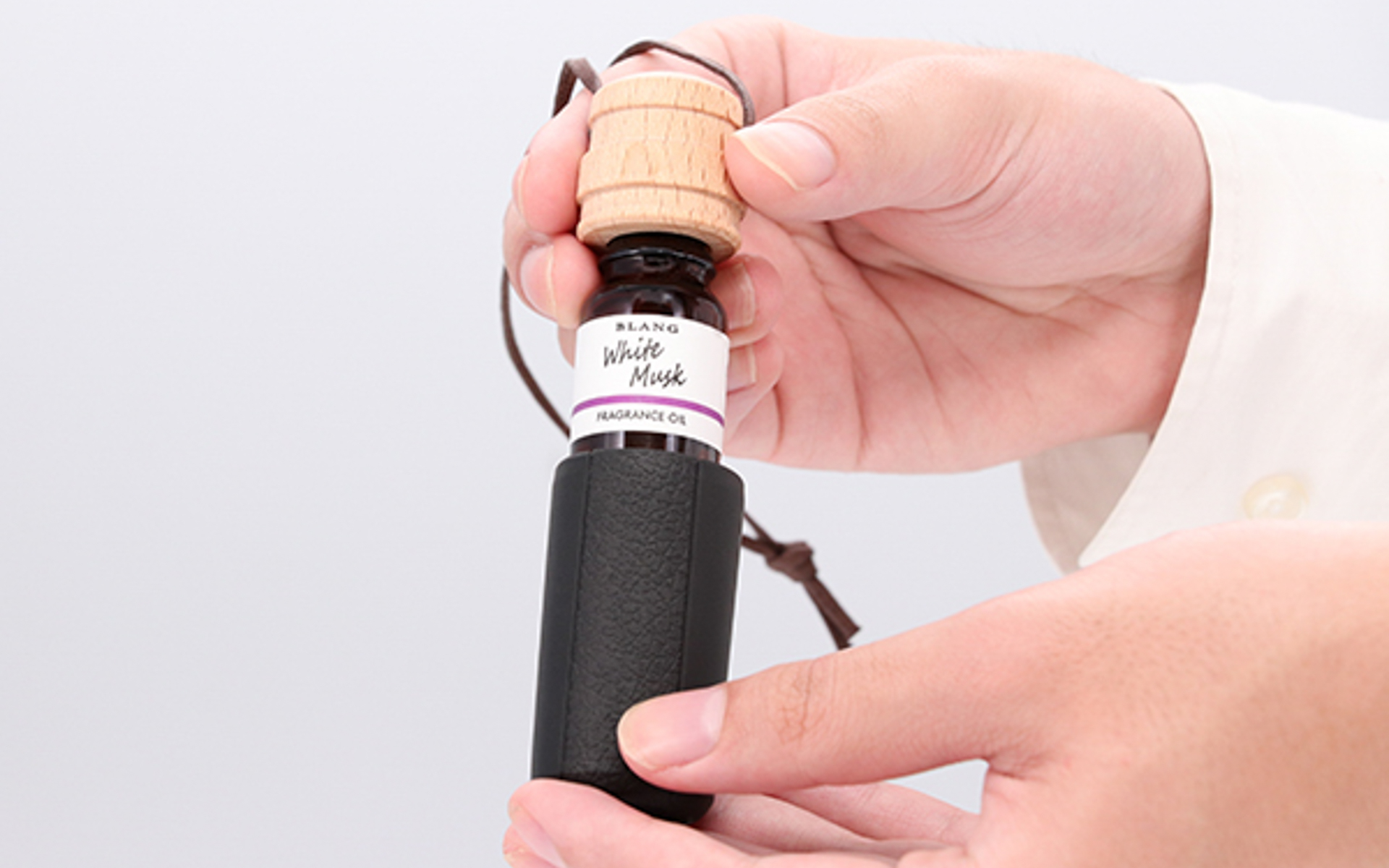 香らせたいときにオイル瓶を逆さまにして、木製キャップにオイルを染み込ませることで香りを広げることができる製品。カバーにはオイル瓶を保護するソフトな素材を採用し、木製キャップに付いている紐で好きな場所にぶら下げるだけでOK