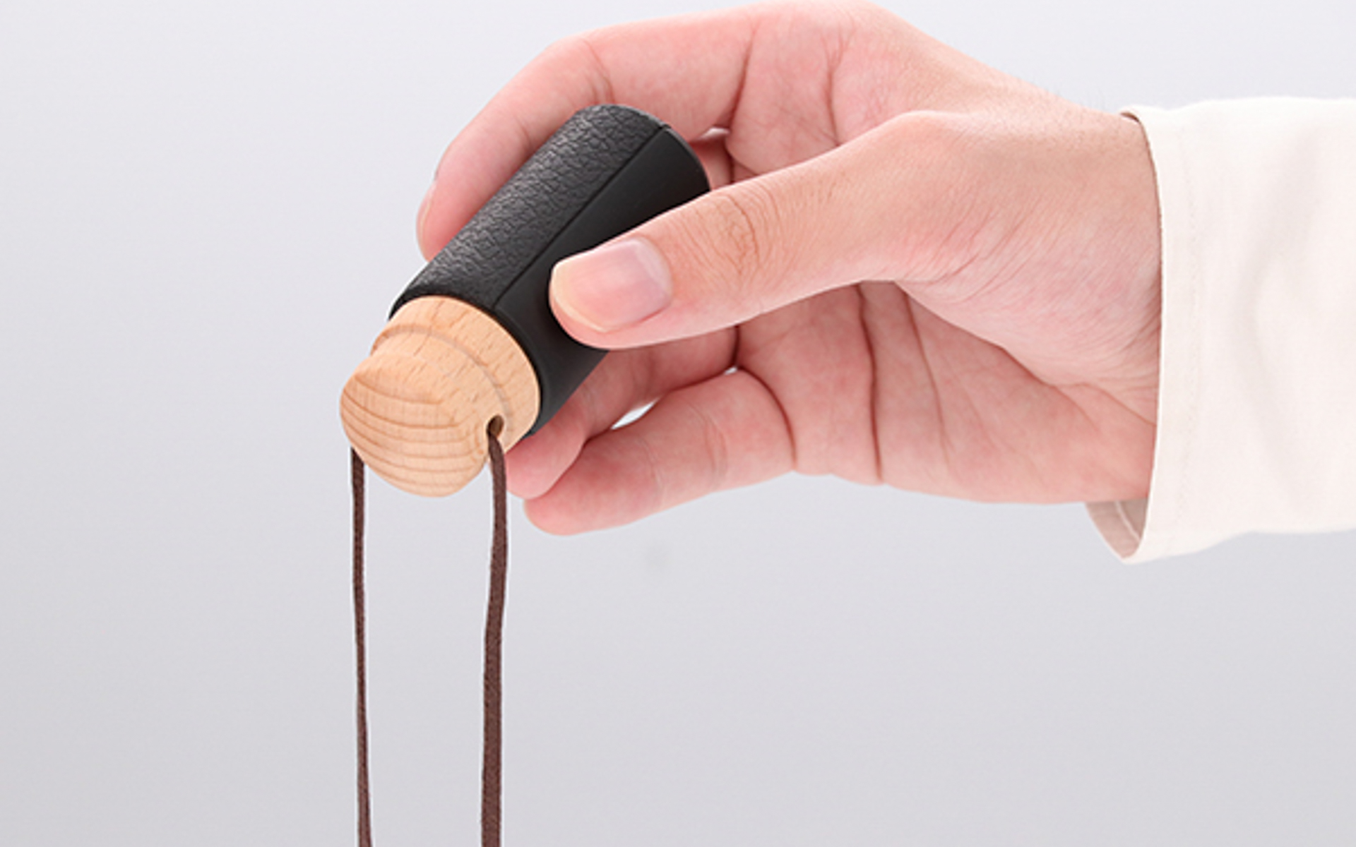 香らせたいときにオイル瓶を逆さまにして、木製キャップにオイルを染み込ませることで香りを広げることができる製品。カバーにはオイル瓶を保護するソフトな素材を採用し、木製キャップに付いている紐で好きな場所にぶら下げるだけでOK