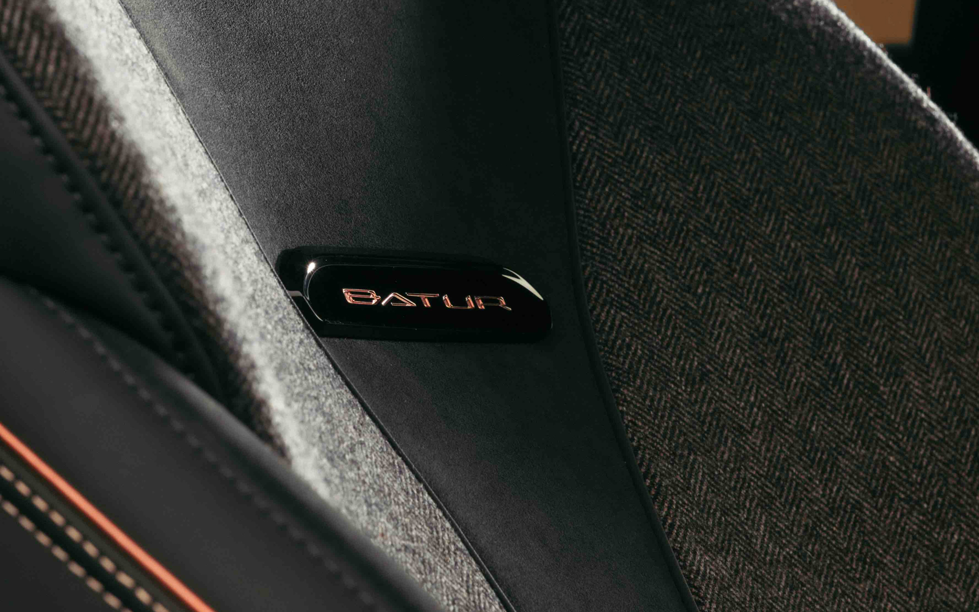 シートはベルーガレザーとチャコールグレーのツイードファブリックを採用