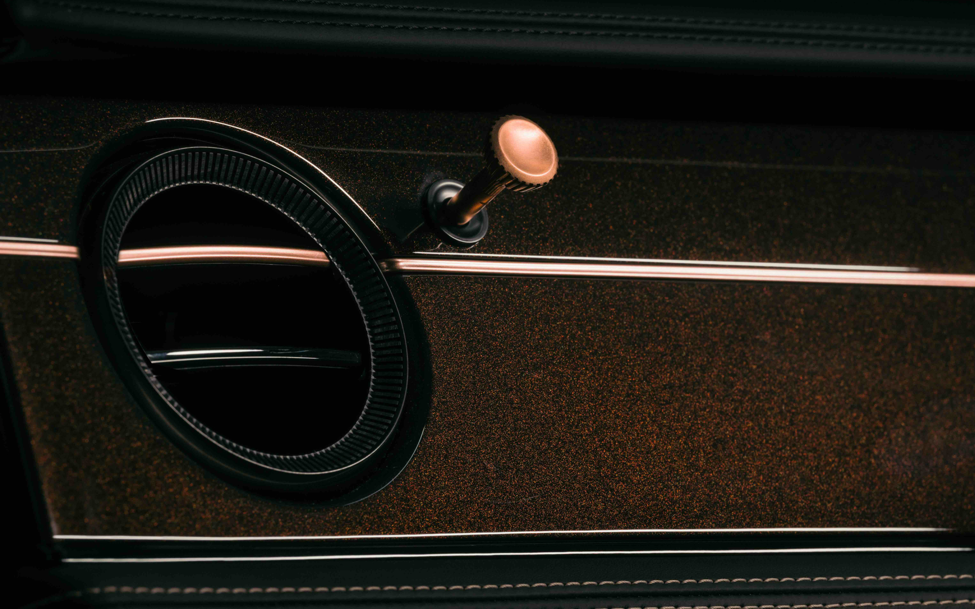 インパネ類はボディと同じブラックローズメタリック塗装。エアベントコントロールも金属3Dプリンターで制作