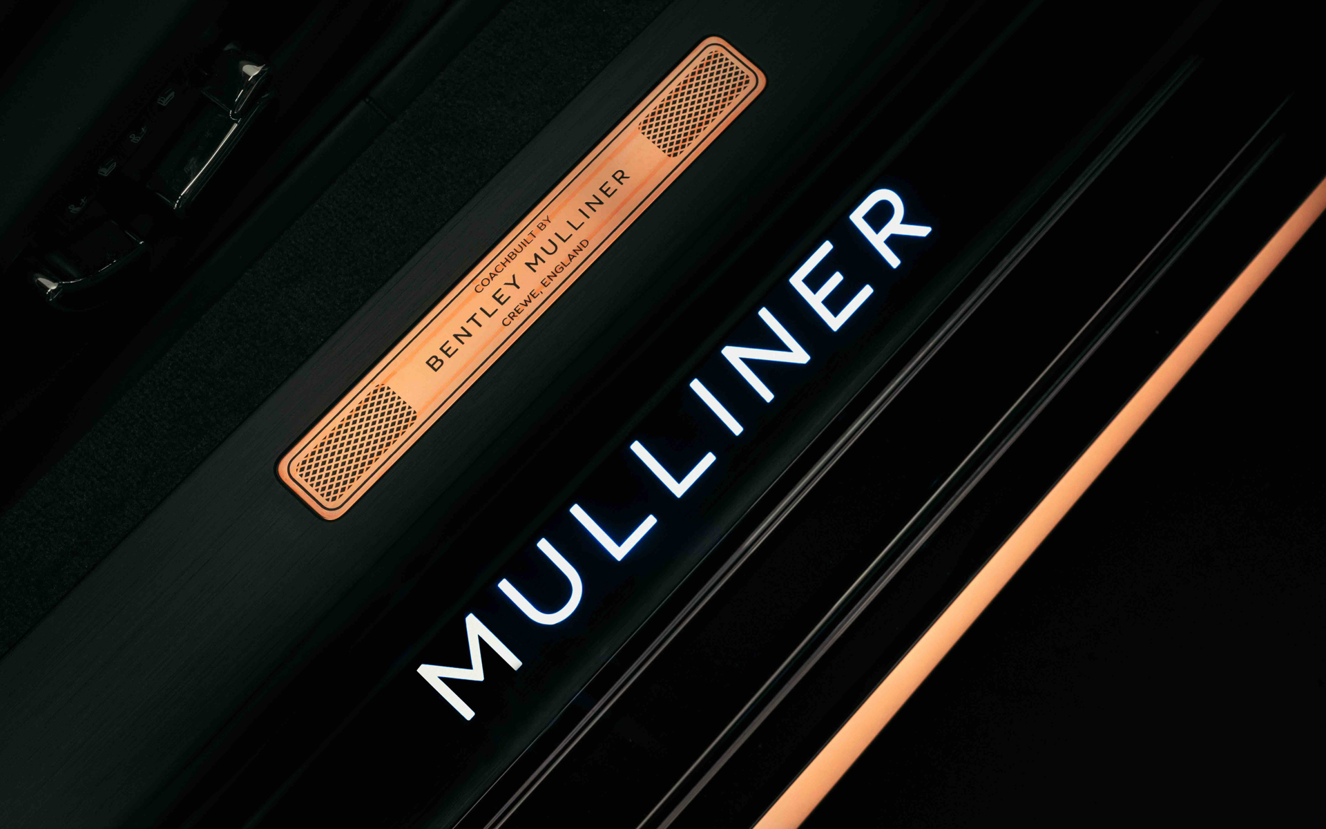 スカッフプレートにはマリナーの文字があしらわれる