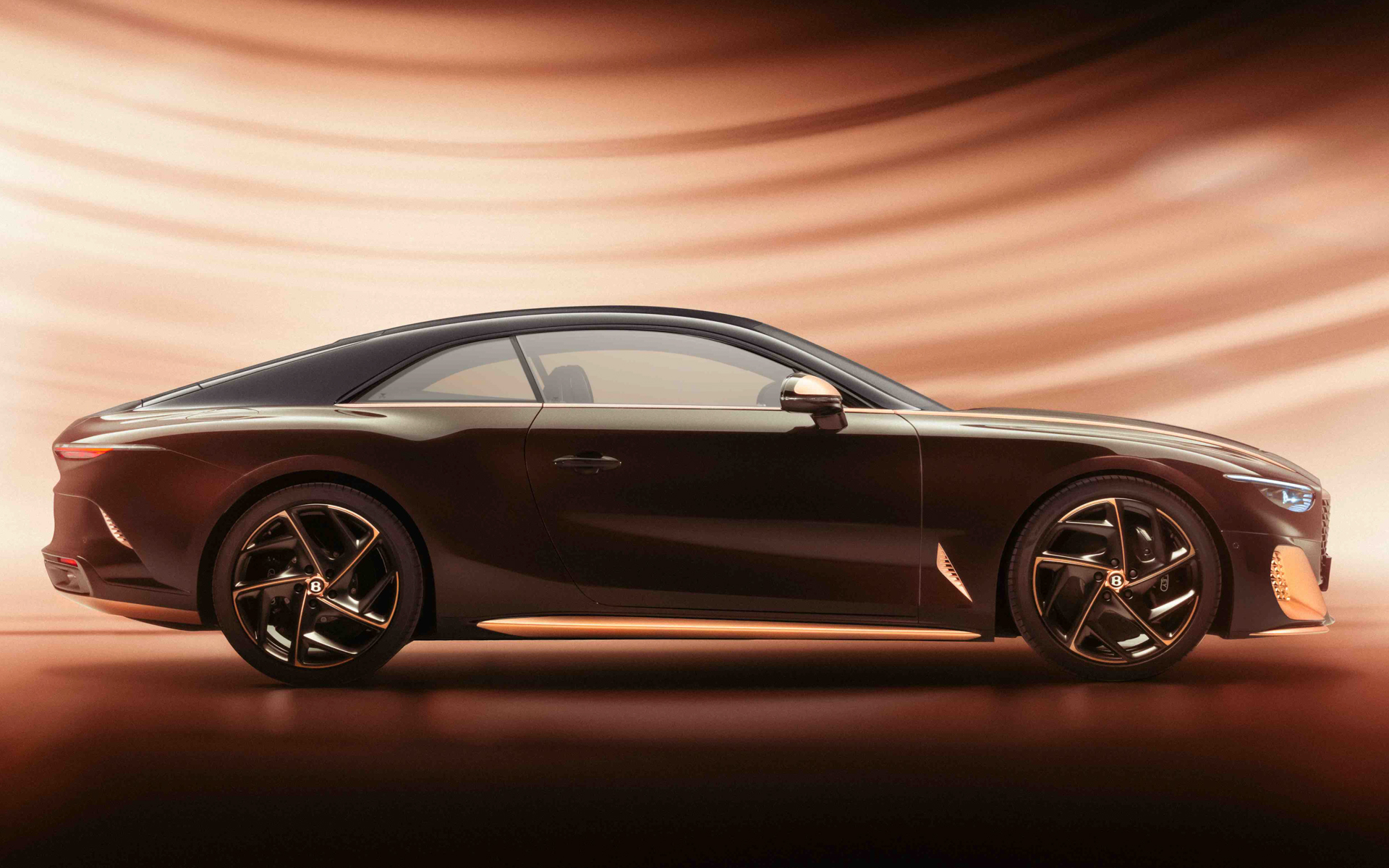 ベントレーの特注モデル「バトゥール ブラックローズ」