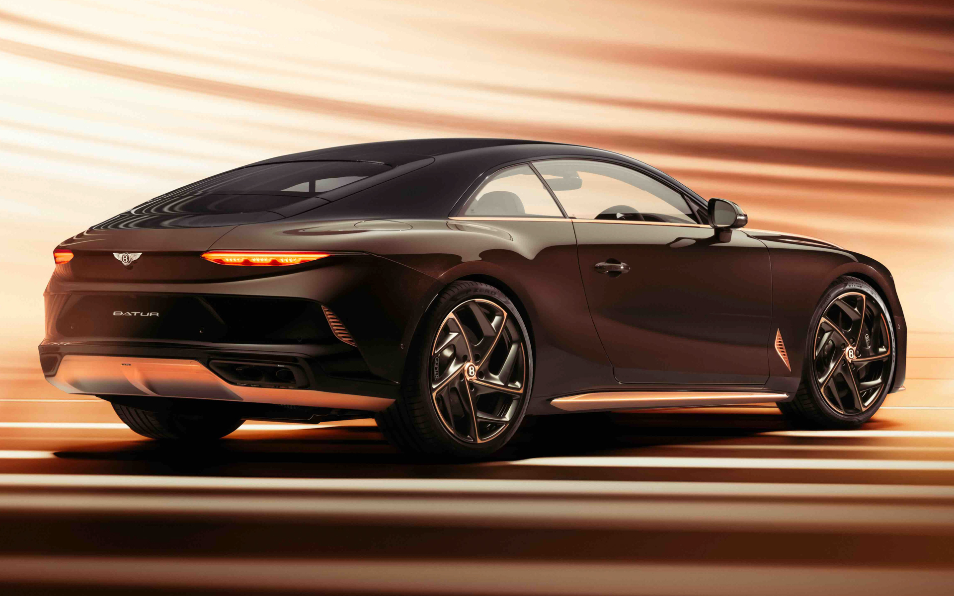 ベントレーの特注モデル「バトゥール ブラックローズ」