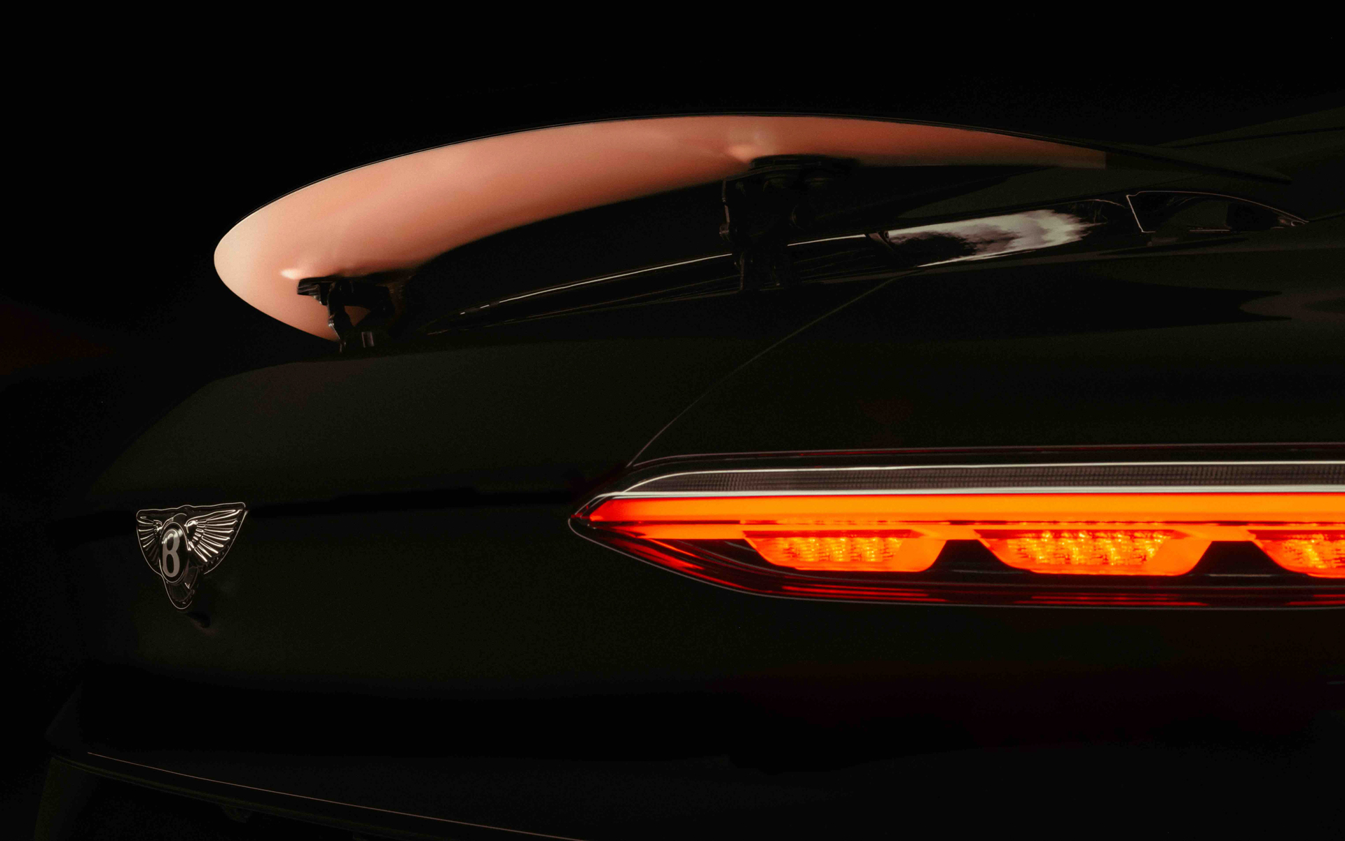 可動式ウイングの裏面もローズゴールドに塗られている