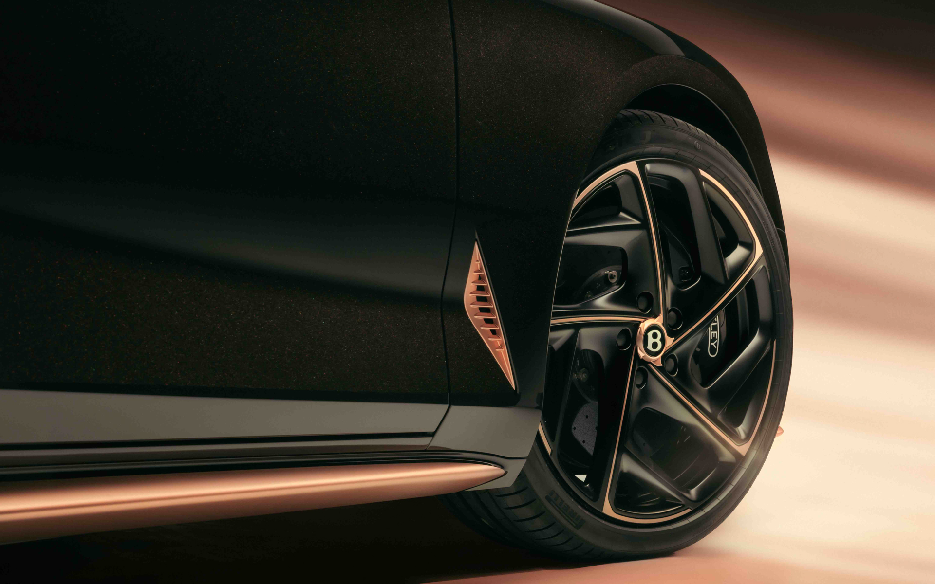 22インチホイールはサテンローズゴールドのアクセントが付与される。ブレーキキャリパーはブラック塗装で、カーボンセラミックローターを装備する