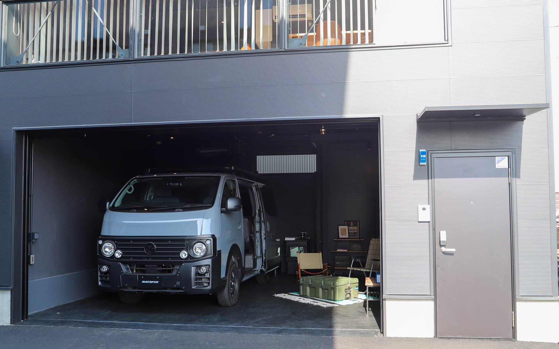 BACSPOT相模原は、愛車をめでるだけでなく、愛車を洗車したり、軽整備をしたりして、愛車とのガレージライフを楽しむための賃貸ガレージハウス