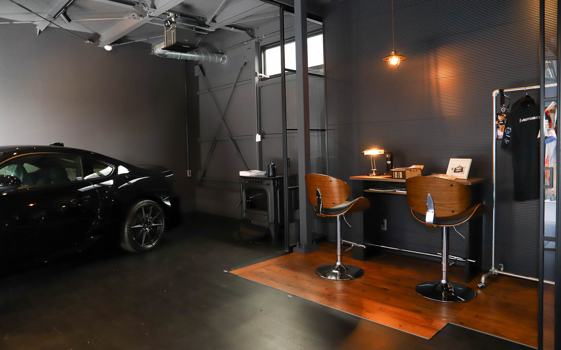 各ガレージ内に開閉できるホビースペースを設けているのが特徴。洗車設備も整っており、純水器が標準で用意されている