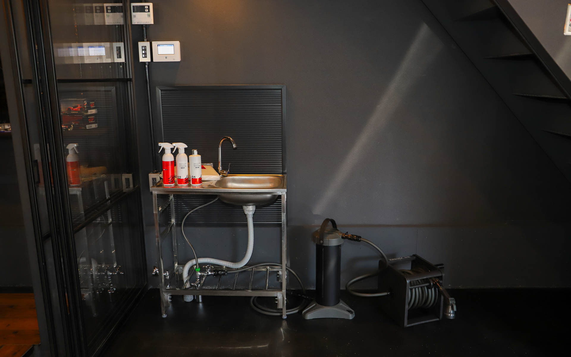 各ガレージ内に開閉できるホビースペースを設けているのが特徴。洗車設備も整っており、純水器が標準で用意されている