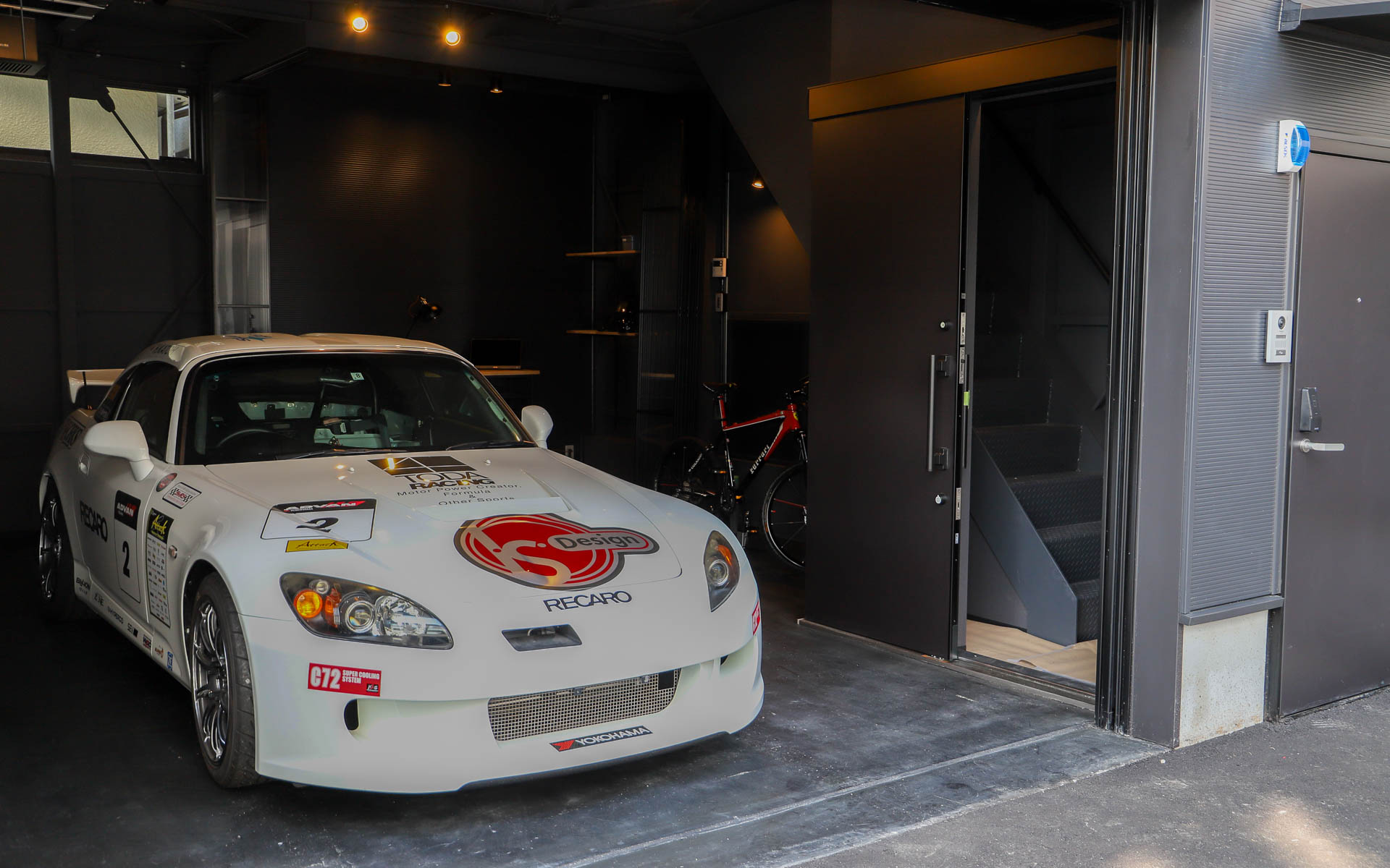 こちらはまた別の間取り。クルマを1台、バイクを1台置けるだけでなく、作業もできるようなスペースも確保されている