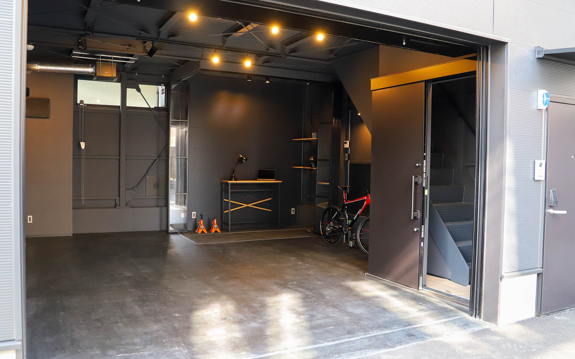 こちらはまた別の間取り。クルマを1台、バイクを1台置けるだけでなく、作業もできるようなスペースも確保されている