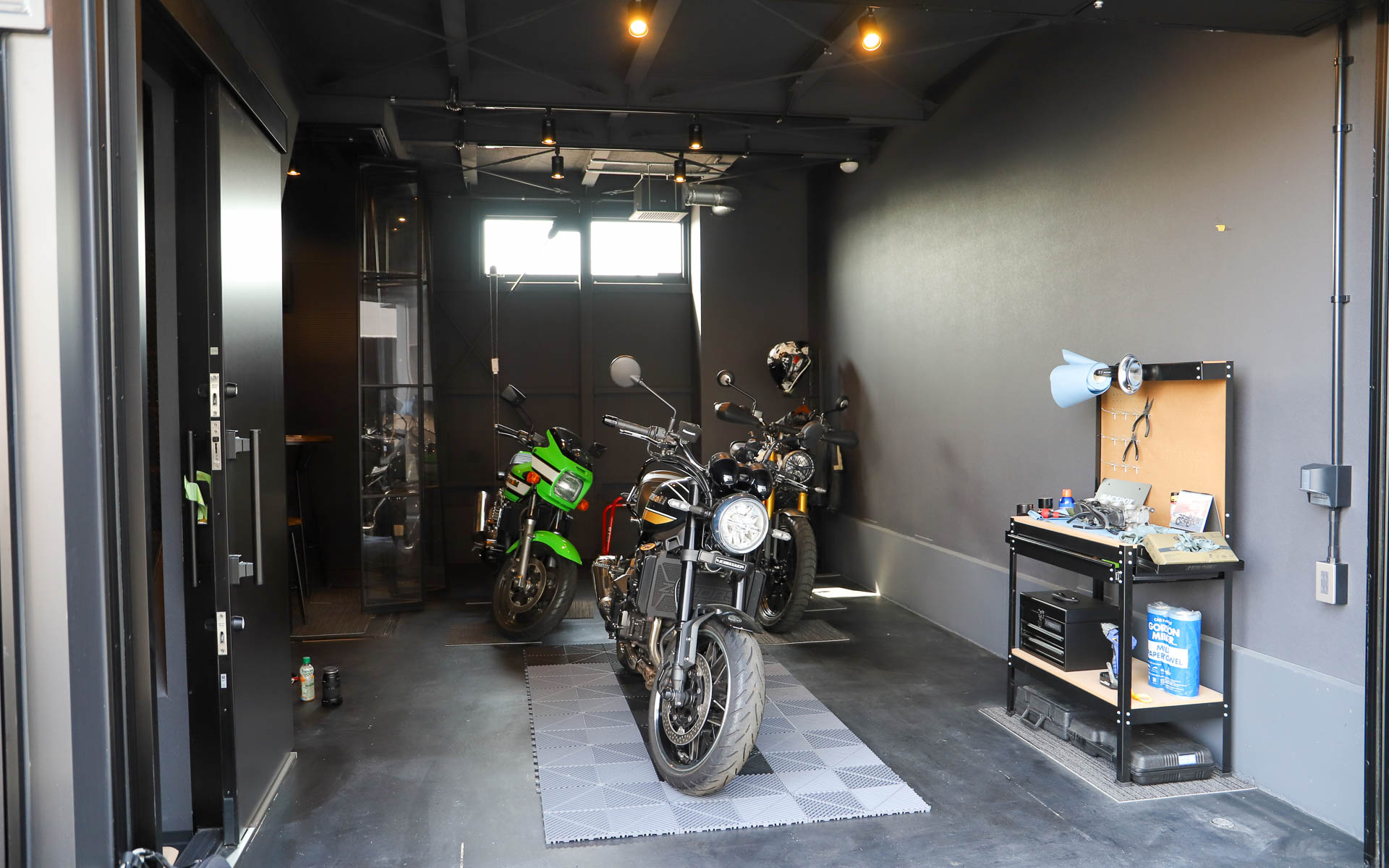 こちらはさらに別の間取りで、バイクを3台駐車した場合のイメージ。なお、今回の内覧会用に用意された車両は、オートバックス社員が実際に所有している車両だという