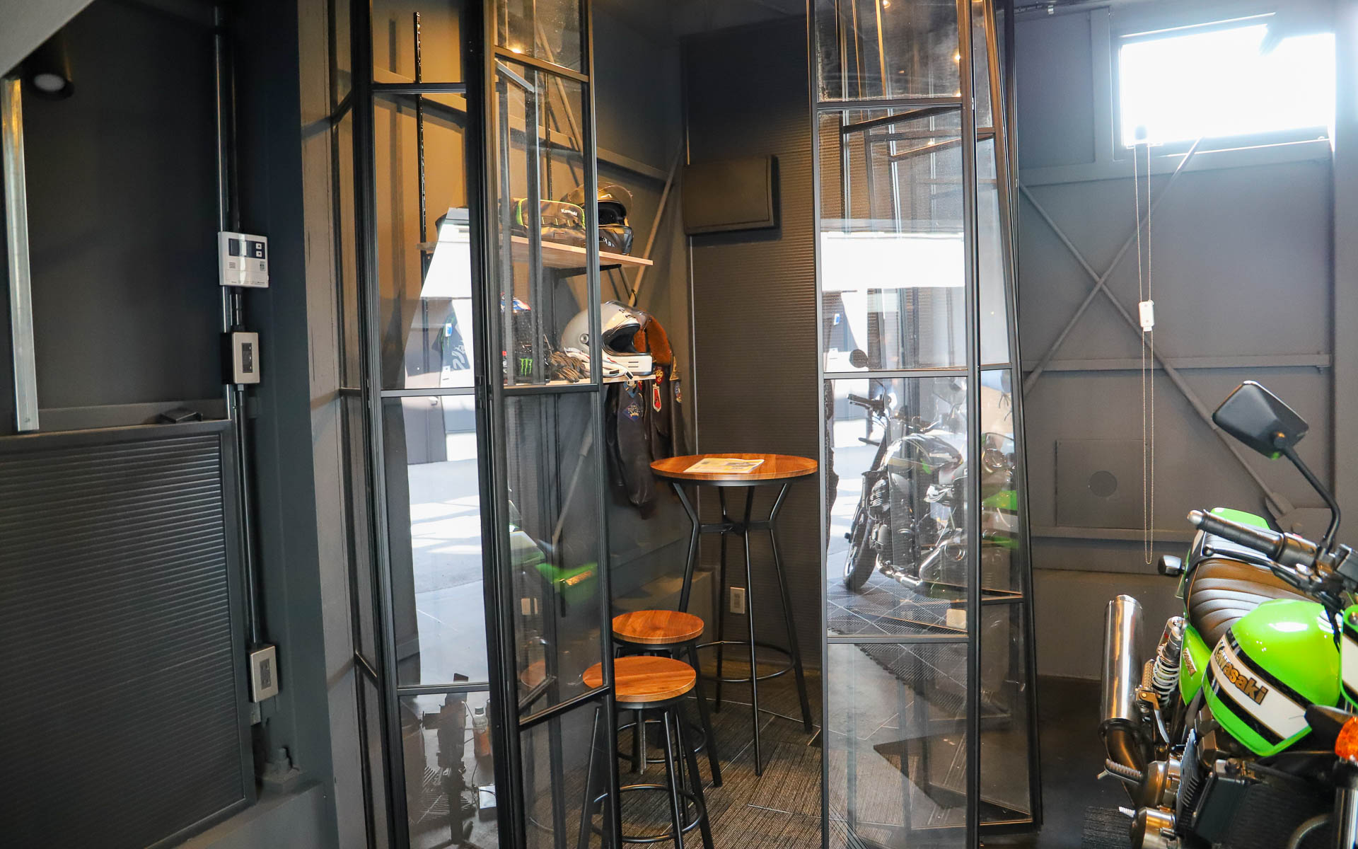 こちらはさらに別の間取りで、バイクを3台駐車した場合のイメージ。なお、今回の内覧会用に用意された車両は、オートバックス社員が実際に所有している車両だという