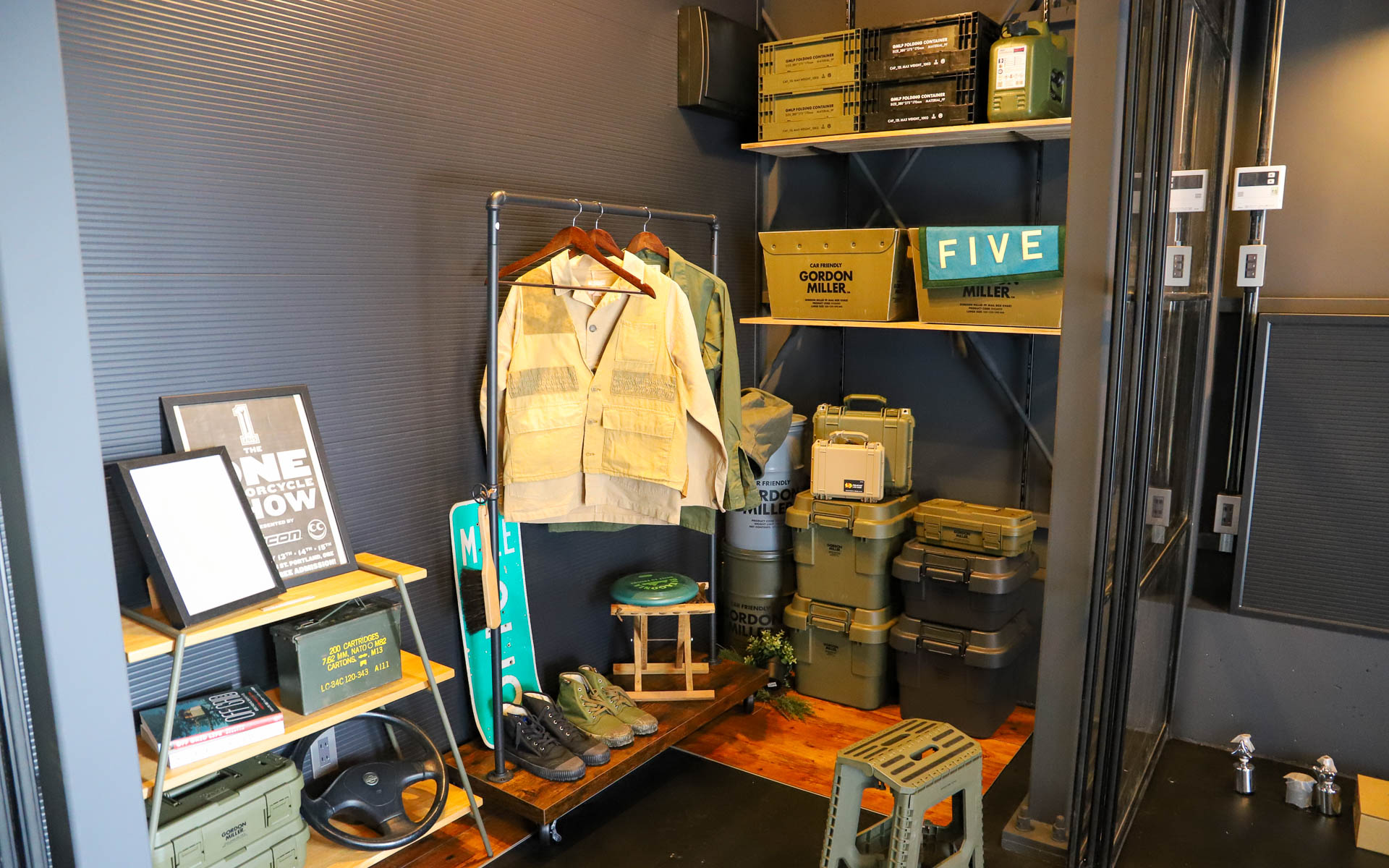 ホビースペースの活用イメージ。クルマやバイクに関するものだけでなく、趣味のアイテムを置けば、間違いなく気分が上がるだろう。なお、家具や小物は撮影用なので賃貸ガレージハウスの備品には含まれていない