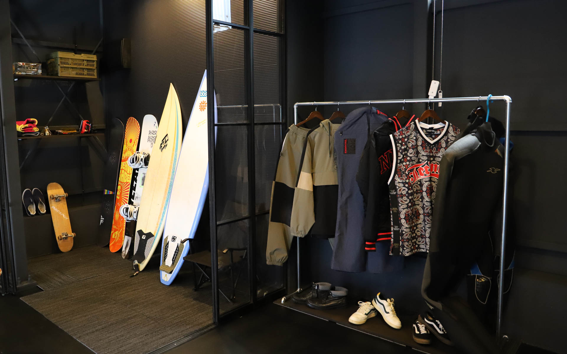 ホビースペースの活用イメージ。クルマやバイクに関するものだけでなく、趣味のアイテムを置けば、間違いなく気分が上がるだろう。なお、家具や小物は撮影用なので賃貸ガレージハウスの備品には含まれていない