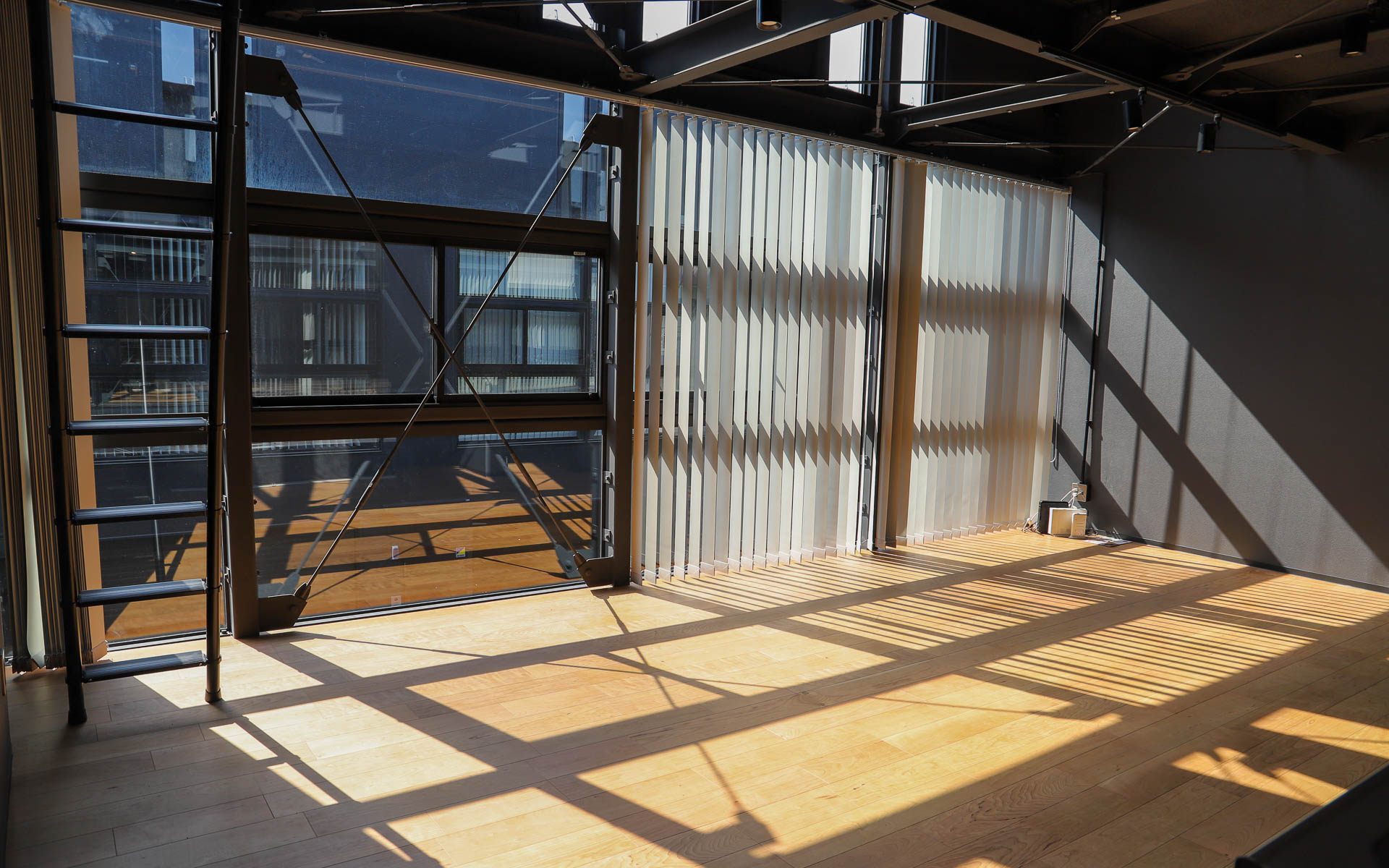 一番広い部屋の居住スペース。ガラス張りの大きな窓で外がよく見える