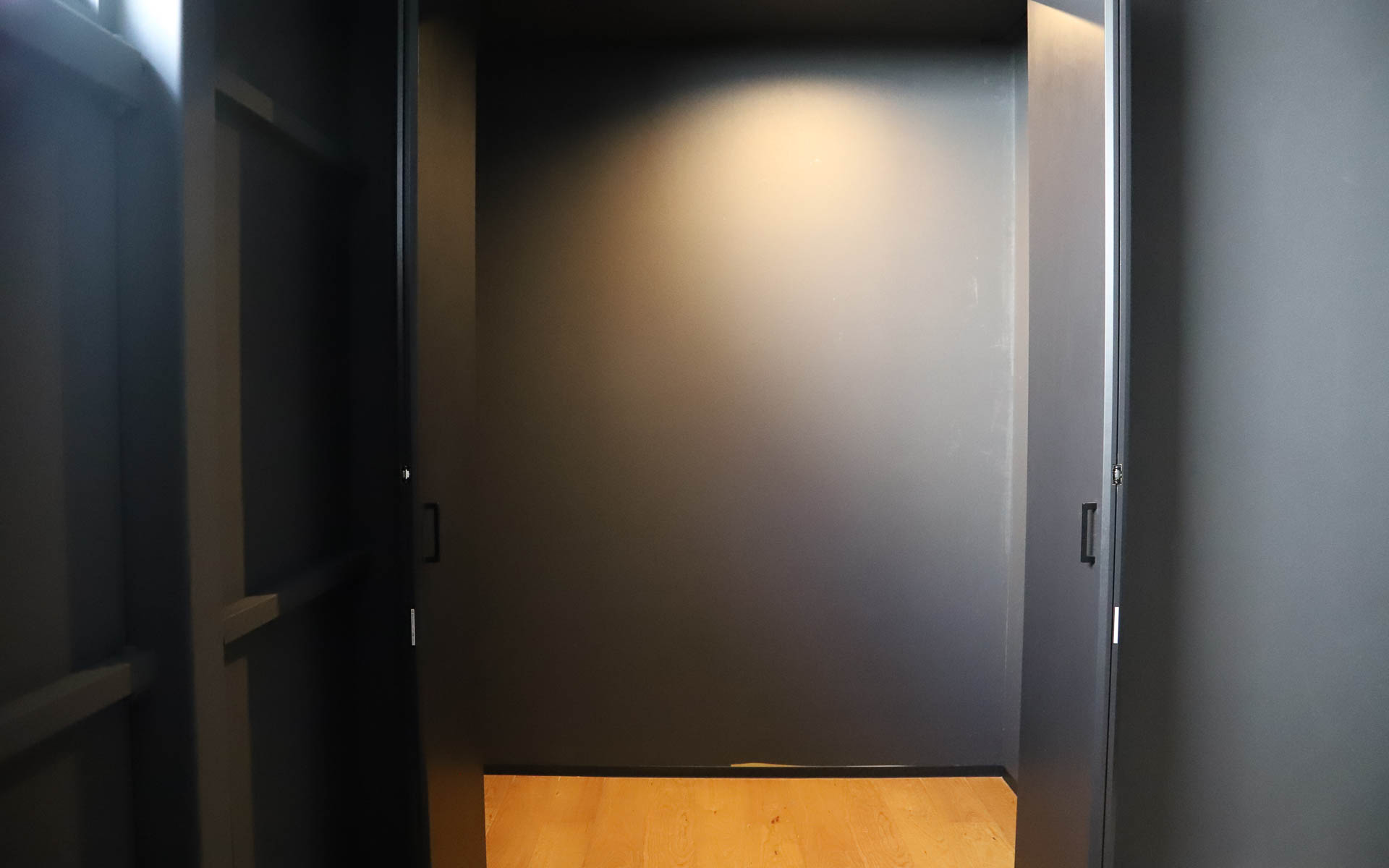 寝室には広々としたクローゼットも備わる