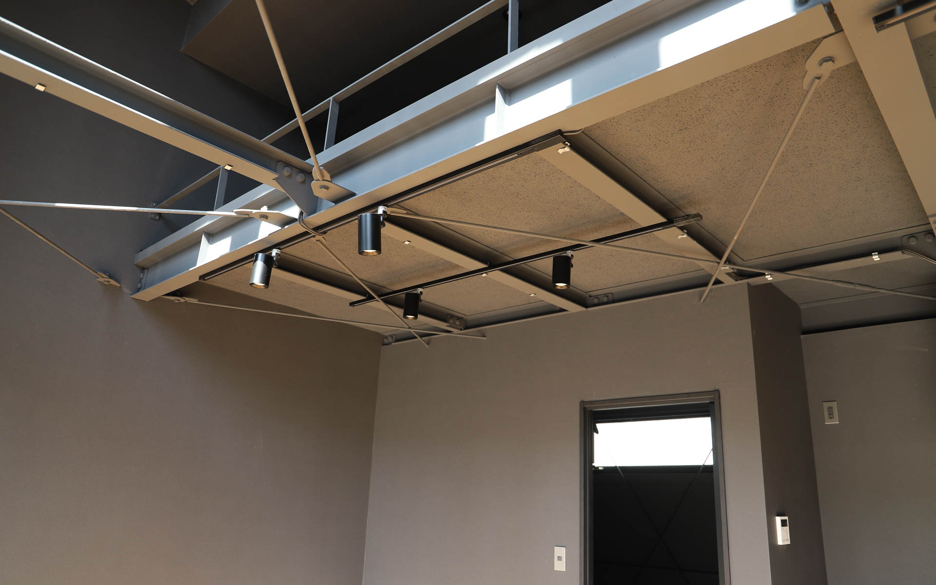 ロフトは高めの位置に設けられているので、圧迫感はまったくない。ロフトのスペースも広々としている