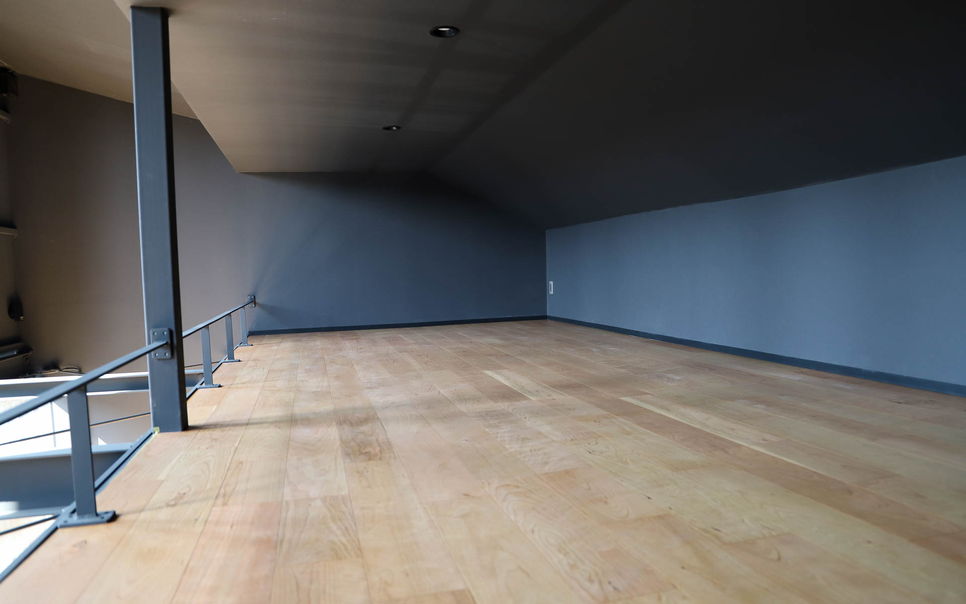 ロフトは高めの位置に設けられているので、圧迫感はまったくない。ロフトのスペースも広々としている