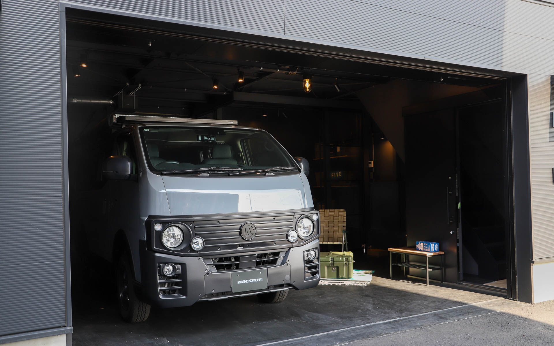 クルマ好き/バイク好きによる、クルマ好き/バイク好きのための賃貸ガレージハウス。入居者は40～50代の方が多いという。また、実際に住む人と、拠点として通ってくる人の割合は半分くらいとのこと