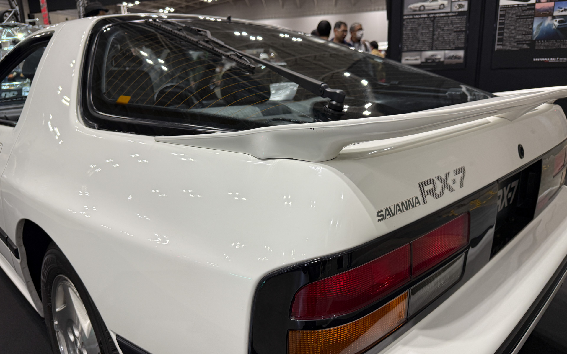 マツダブースに展示されていたRX-7（FC型）をあらためて見ると、ルーフからリアフェンダー、リアのパネルが継ぎ目のない仕上がりになっていることに驚いた