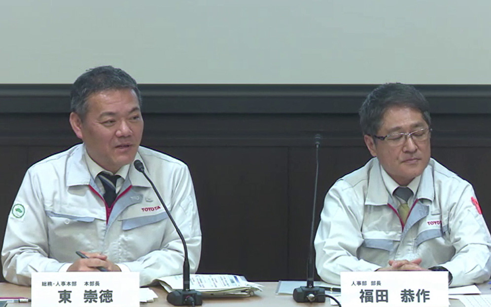 会見は総務・人事本部 本部長 東崇徳氏（左）と、人事部 部長 福田恭作氏（右）で対応