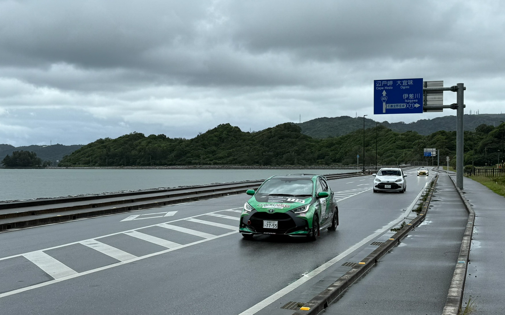 日曜日の本番にスペシャルステージ間をリエゾンで走る参加ラリーカー。日曜日は雨模様だったが、海沿いを走るラリーカーを見ることができた
